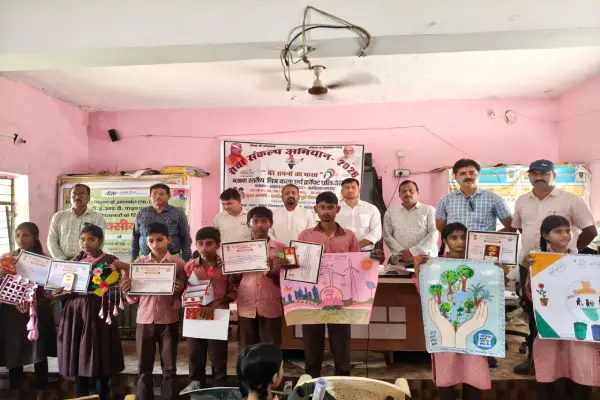 ‘मेरे सपनों का भारत’ प्रतियोगिता में मरियम खातून ने मारी बाज़ी, अंशिका ने हासिल किया दूसरा स्थान